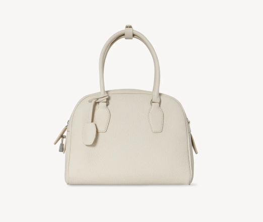 bolsa-the-row-jennie-kim-blackpink Bolsa de couro da The Row no modelo India e na cor Ivory