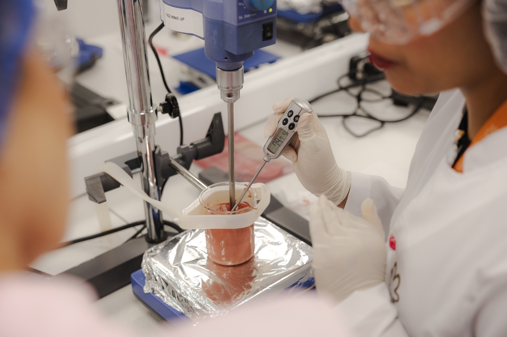 Por trás do desenvolvimento de um batom na fábrica da Natura