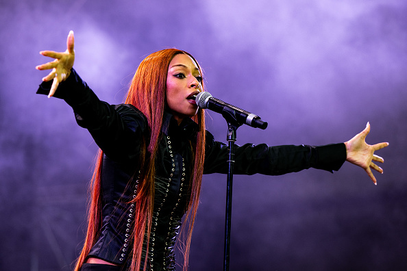 Ravyn Lenae performando durante o Coachella