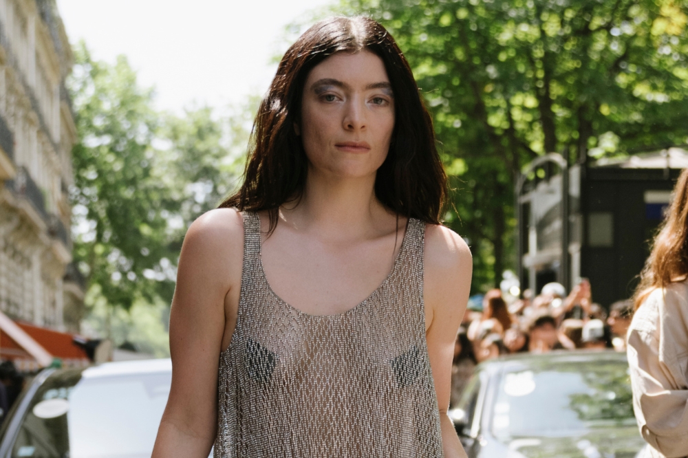 Lorde no desfile de outono-inverno 2025-2026 da Balenciaga na semana de alta-costura de Paris
