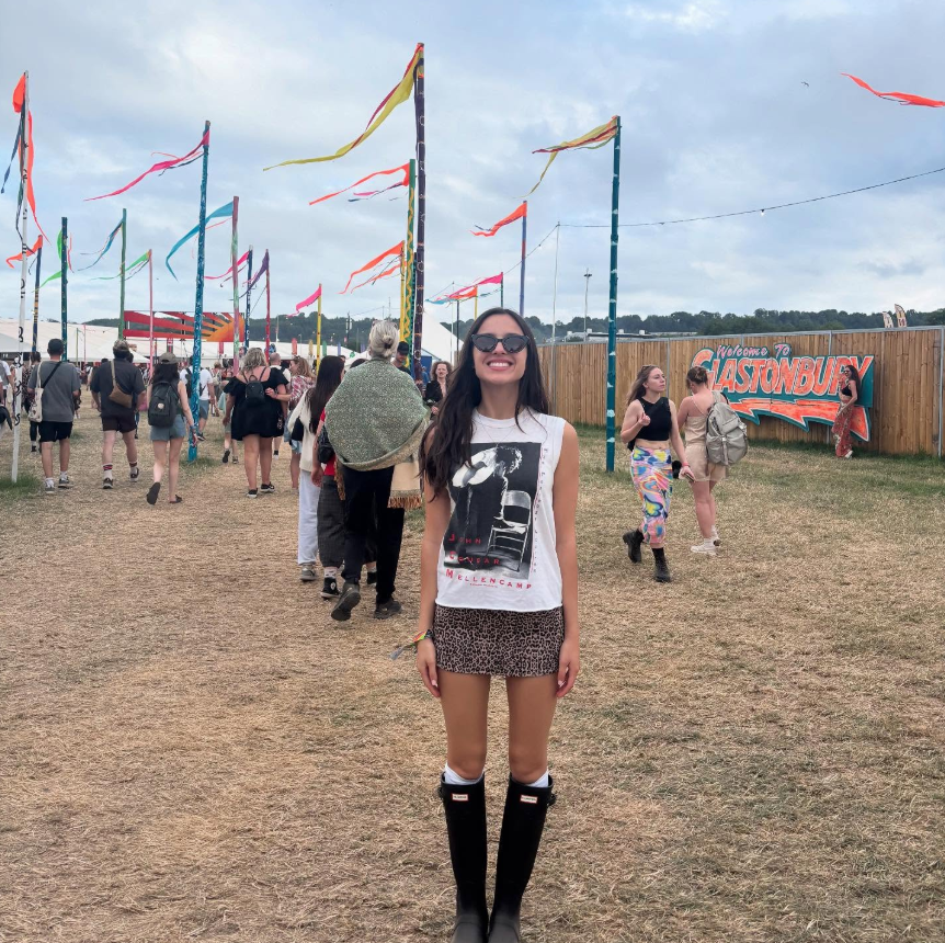 olivia-rodrigo-look-animal-print Olivia Rodrigo usando minissaia de animal print no Glastonbury