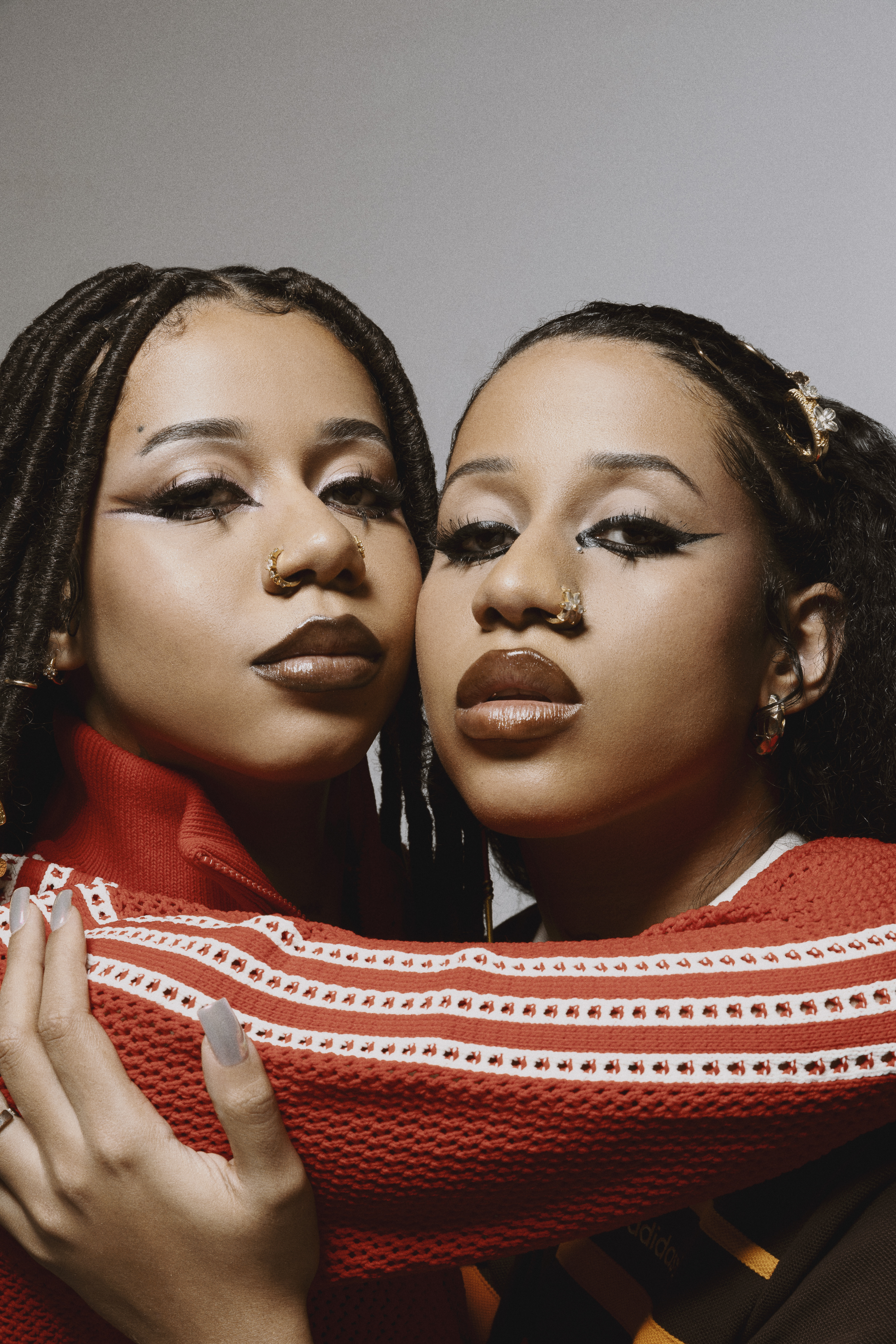 Tasha e Tracie posando para foto juntas com os rostos encostados