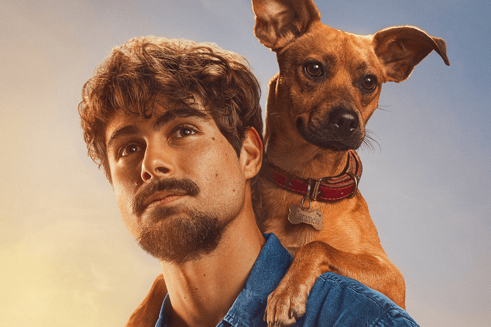 Rafa Vitti está com o cachorro apoiado nos ombros