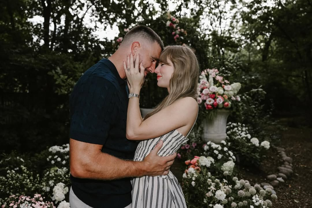 Taylor Swift e Travis Kelce estão abraçados com flores ao fundo