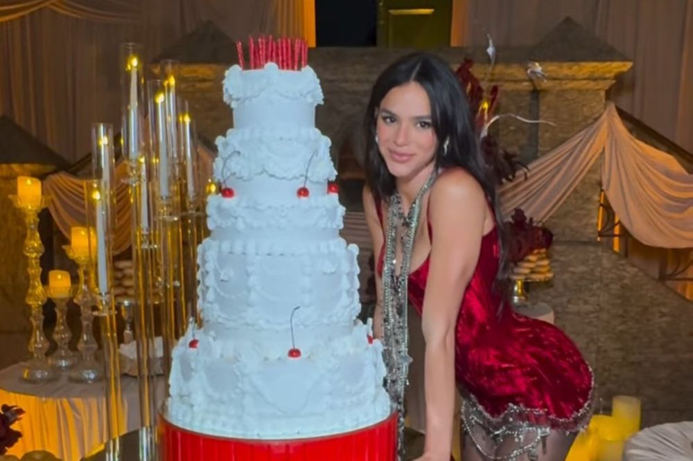 Bruna Marquezine usa três vestidos diferentes na sua festa de 30 anos.