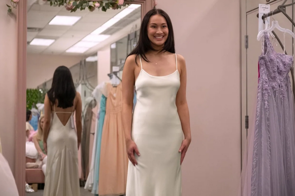 Belly Conklin (Lola Tung) provando vestidos de noiva na terceira temporada de 'O Verão que Mudou Minha Vida'