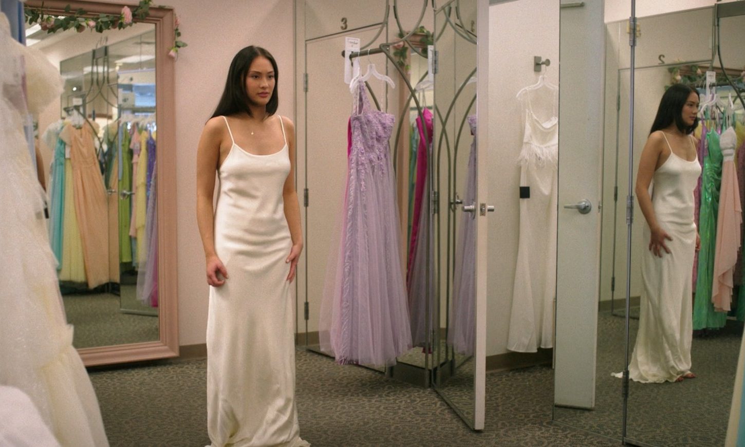 Belly Conklin (Lola Tung) provando vestidos de noiva na terceira temporada de 'O Verão que Mudou Minha Vida'