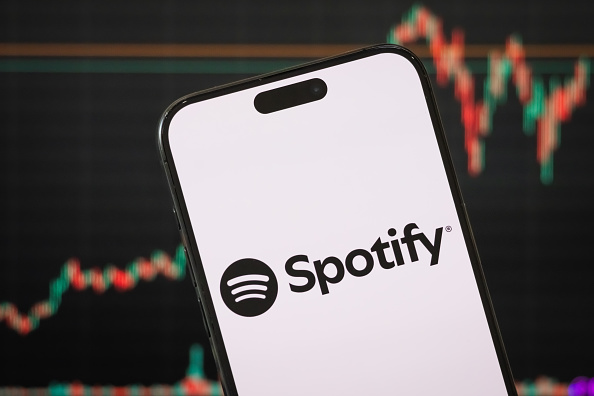 Celular com o logo do Spotify
