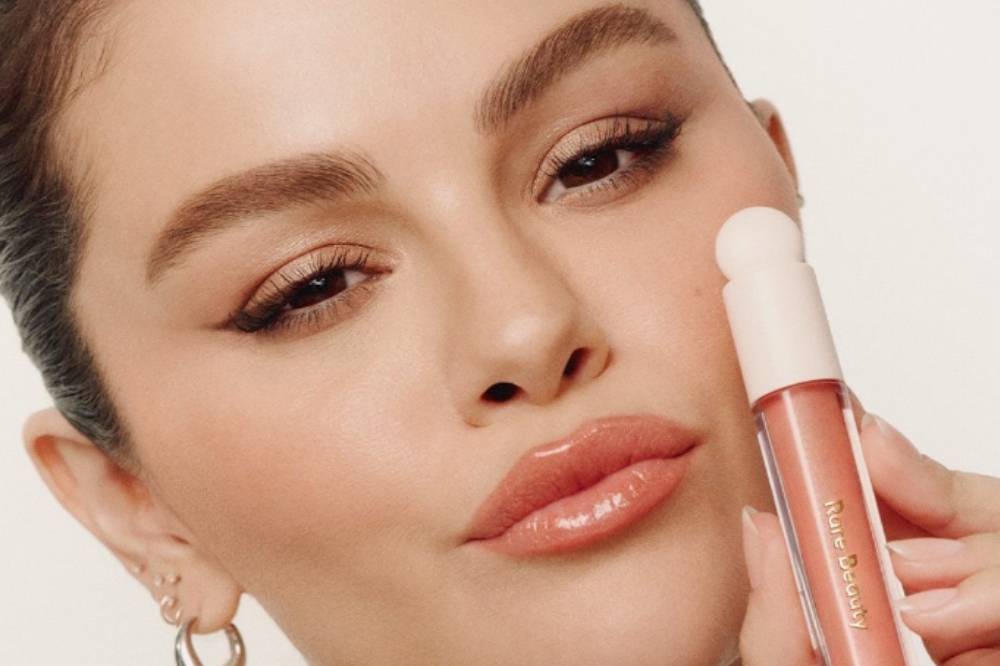Rare Beauty, da Selena Gomez, lança gloss Positive Light Luminizing no Brasil