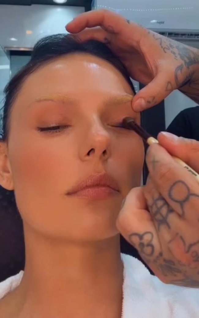 Isis Valverde Isis Valverde mostra resultado de sobrancelhas descoloridas.