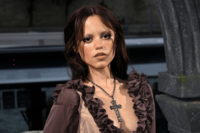 Jenna Ortega na premiére de Wandinha em Paris, na França.