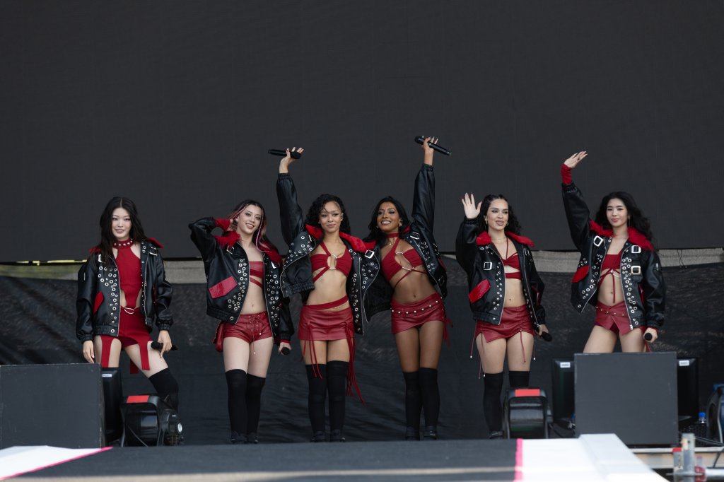 Yoonchae, Megan, Manon, Lara, Daniela e Sophia, do KATSEYE, no palco do Lollapalooza Chicago