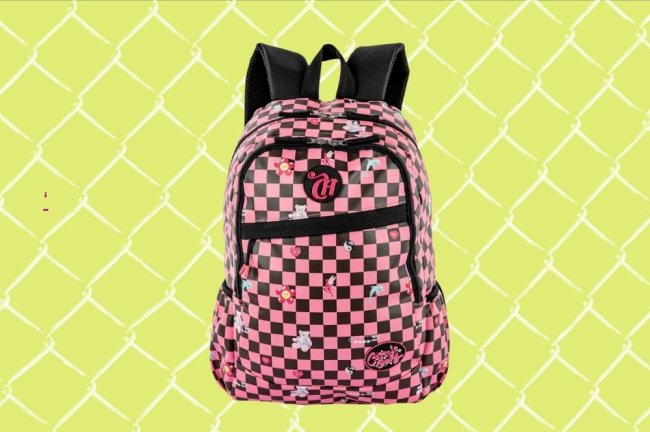 Mochila quadriculada rosa e preta, em um fundo verde claro.