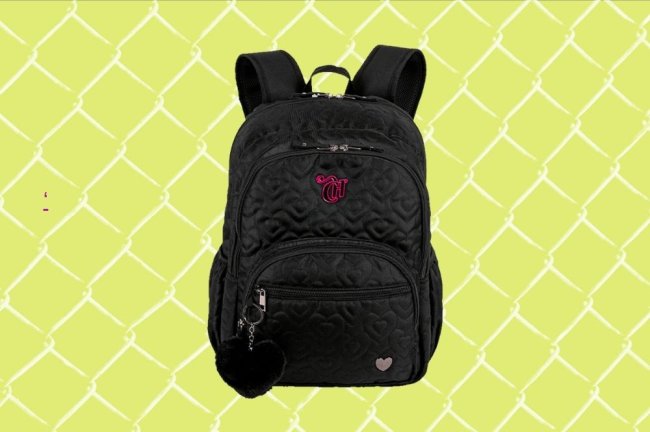 Mochila preta em um fundo verde claro.