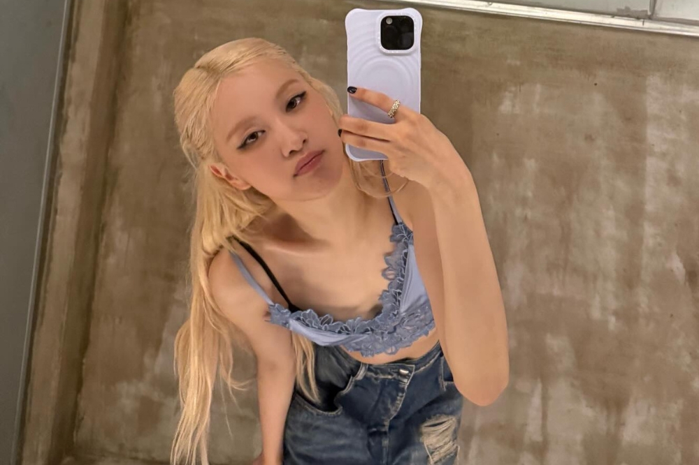 Rosé, do BLACKPINK, usa look com calça jeans e top azul