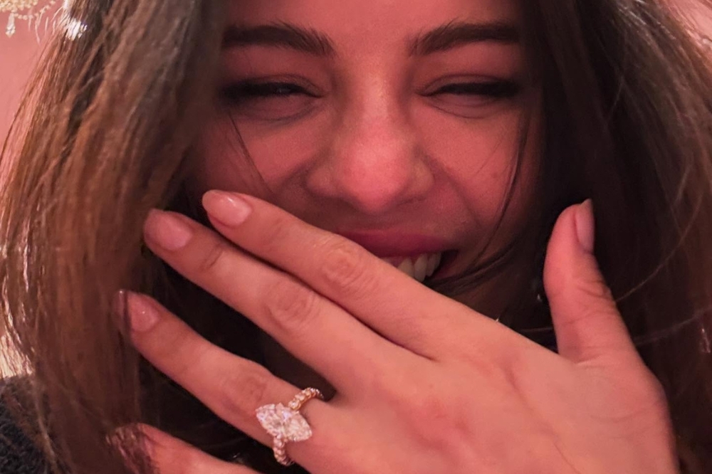 Selena Gomez mostra anel de noivado com Benny Blanco