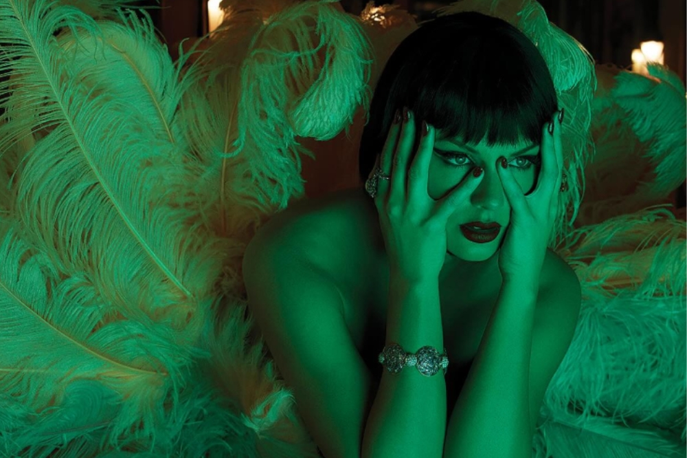 Taylor Swift em uma das capas do seu novo álbum, 'The Life of a Showgirl'