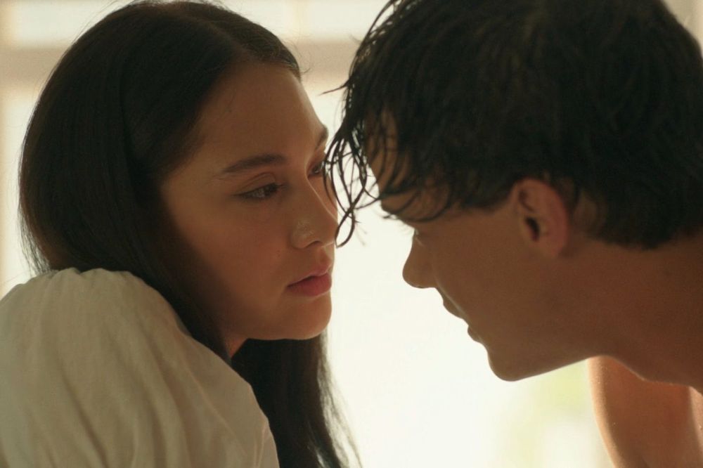 Belly e Conrad em O Verão Que Mudou Minha Vida; eles estão com os rostos próximos se olhando