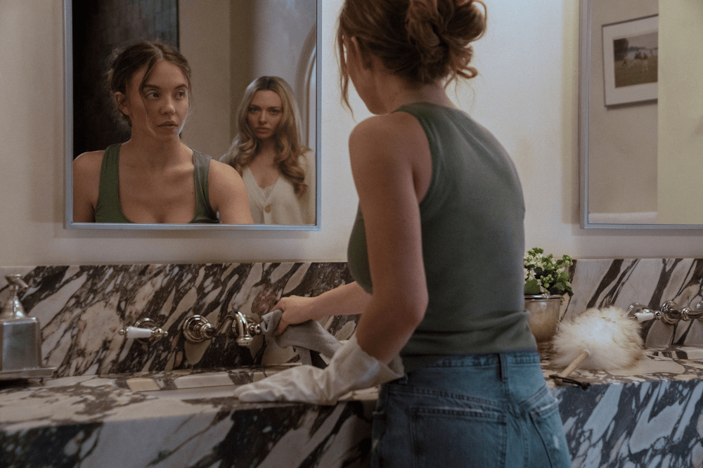 Sydney Sweneey e Amanda Seyfried se olham pelo espelho