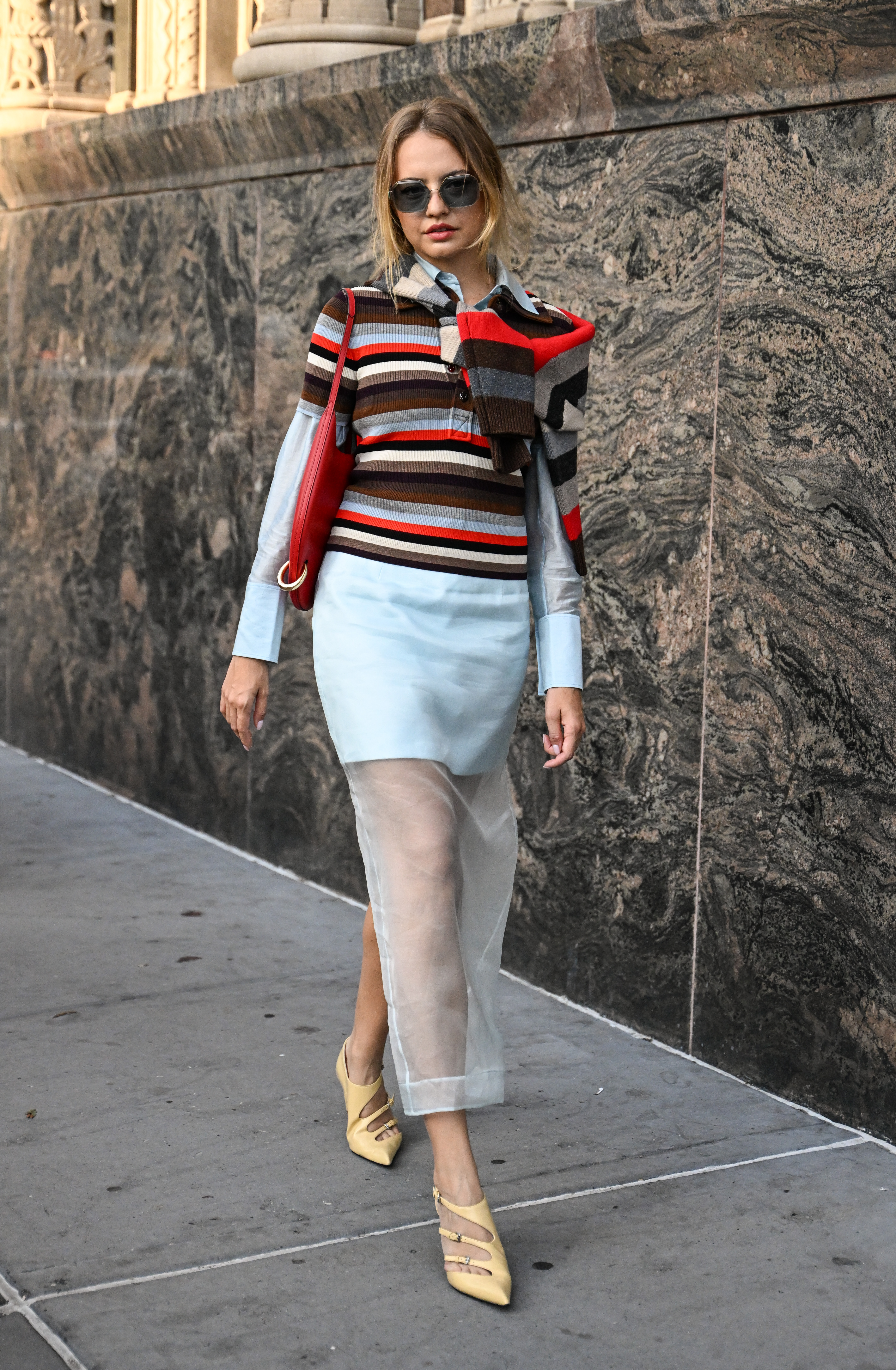 Mulher pelas ruas de Nova York usando saia transparente com camisa listrada