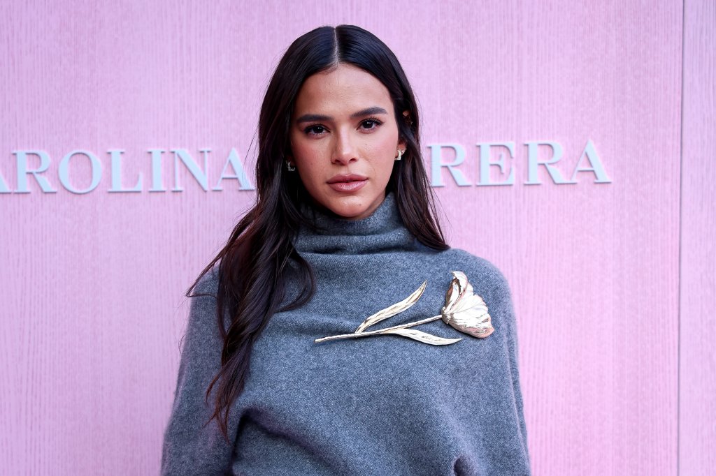 Bruna Marquezine participa do desfile de primavera-verão 2026 da Carolina Herrera na Plaza Mayor em 18 de setembro de 2025 em Madrid, Espanha.