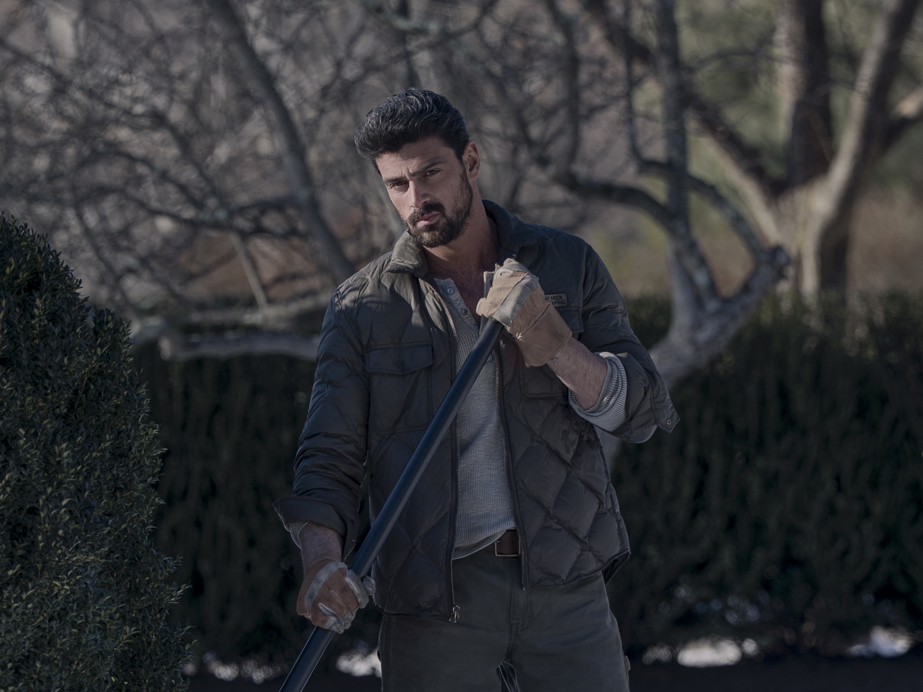 Michele Morrone segura vassoura em locação externa