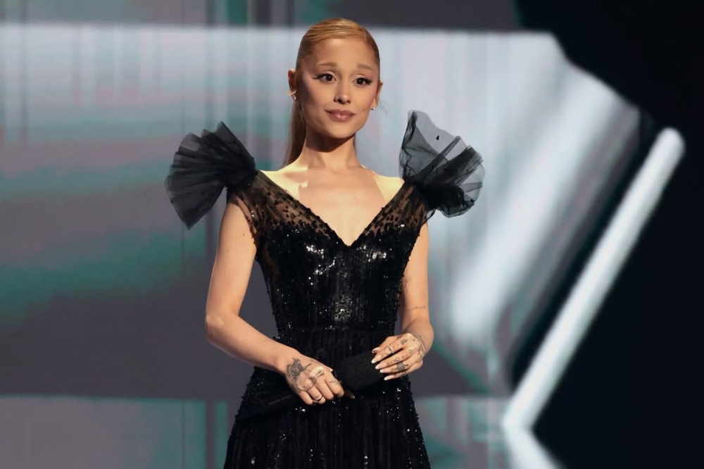 Ariana Grande no VMA usando vestido da marca Tamara Ralph