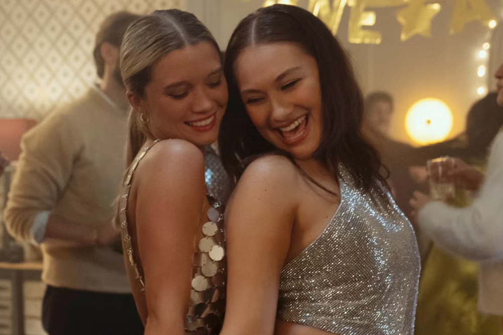 Taylor (Rain Spencer) e Belly (Lola Tung) no Ano Novo em O Verão que Mudou Minha Vida