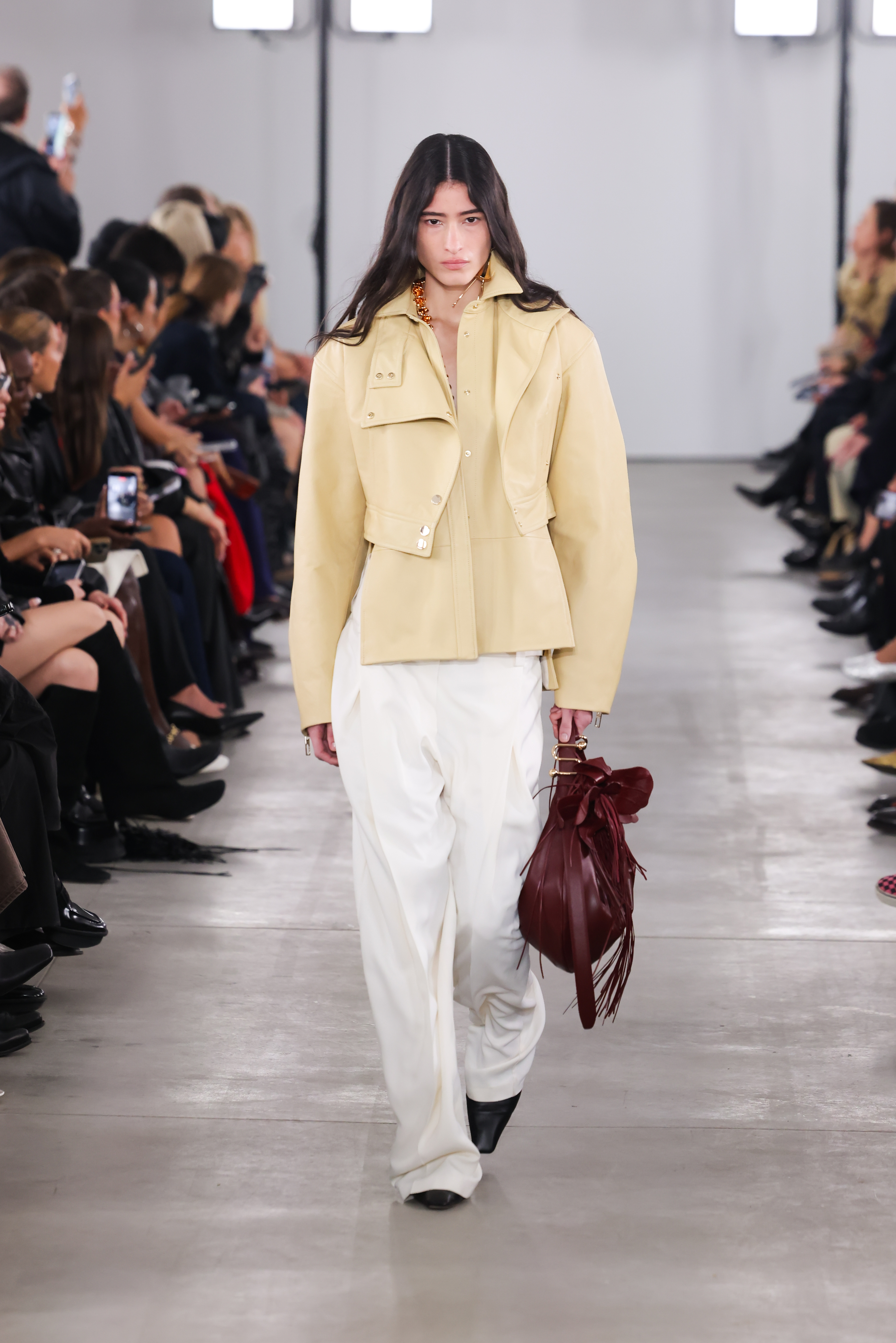 Luíza Perote em desfile de primavera-verão 2026 da Sportmax na semana de moda de Milão