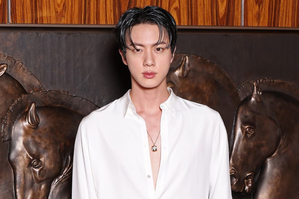 Jin, do BTS, vai a evento da Gucci na semana de moda de Milão