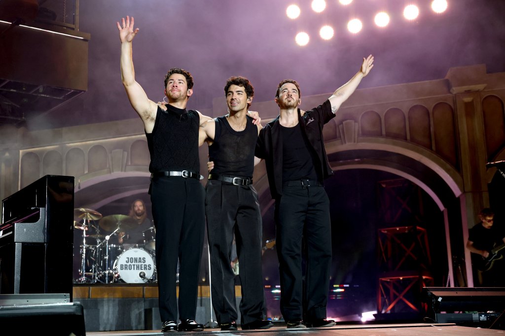 Nick Jonas, Joe Jonas e Kevin Jonas no palco da turnê JONAS20 Greetings From Your Hometown