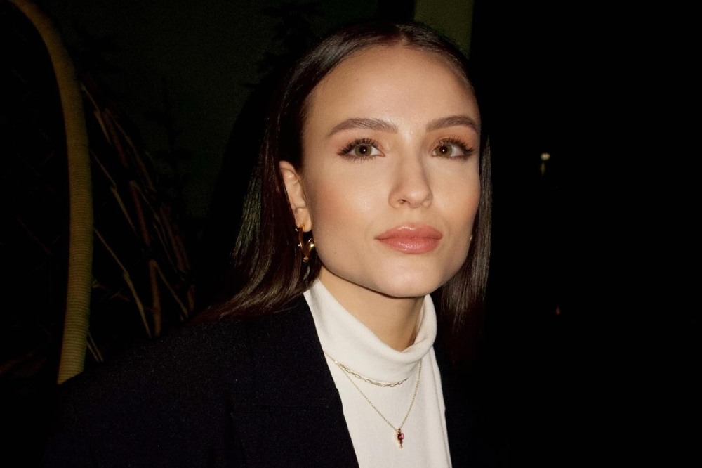 Larissa Manoela usa braceletes chunky que são tendência