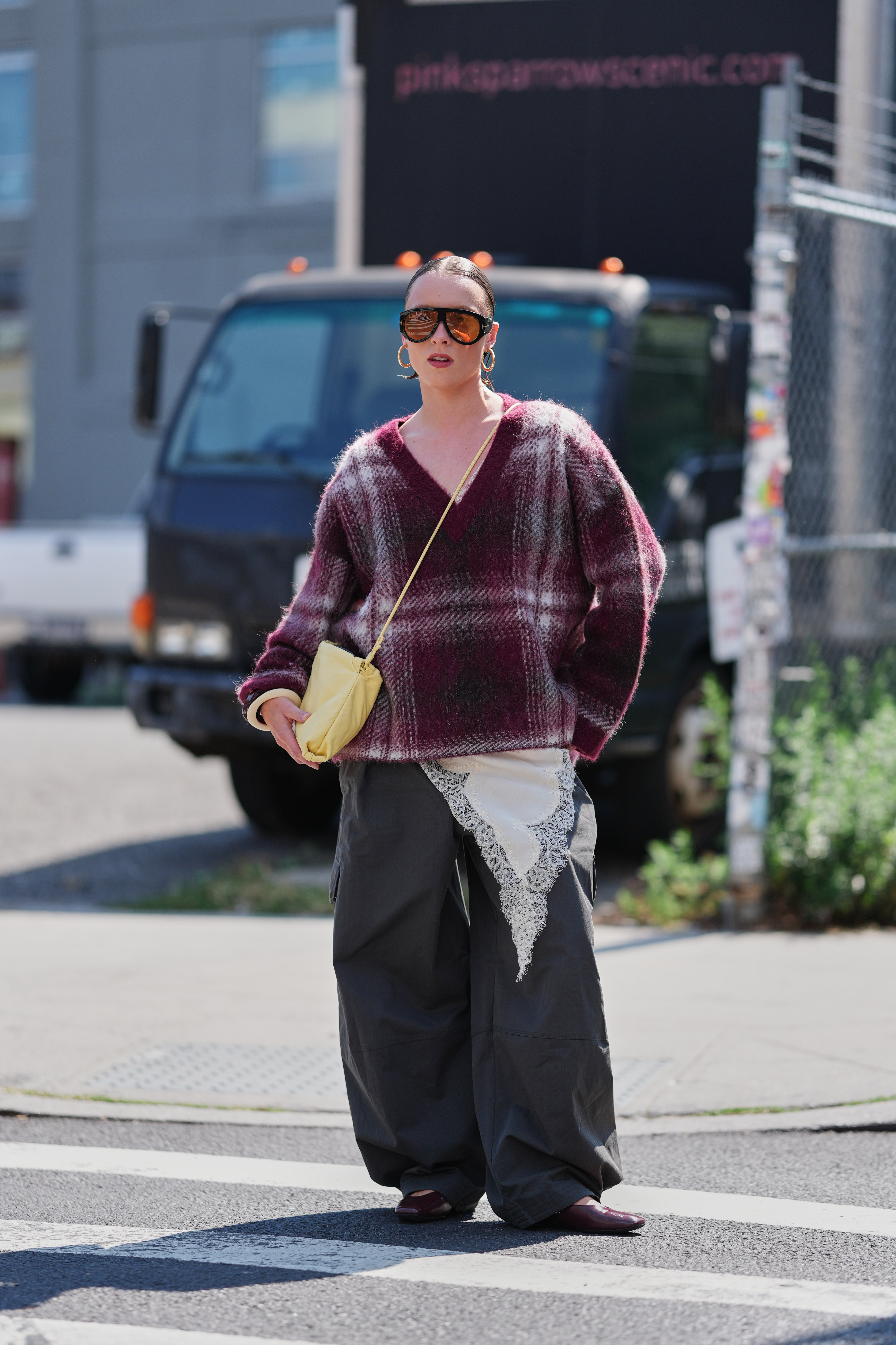 Look do street style da temporada de primavera-verão 2026 da semana de moda de Nova York