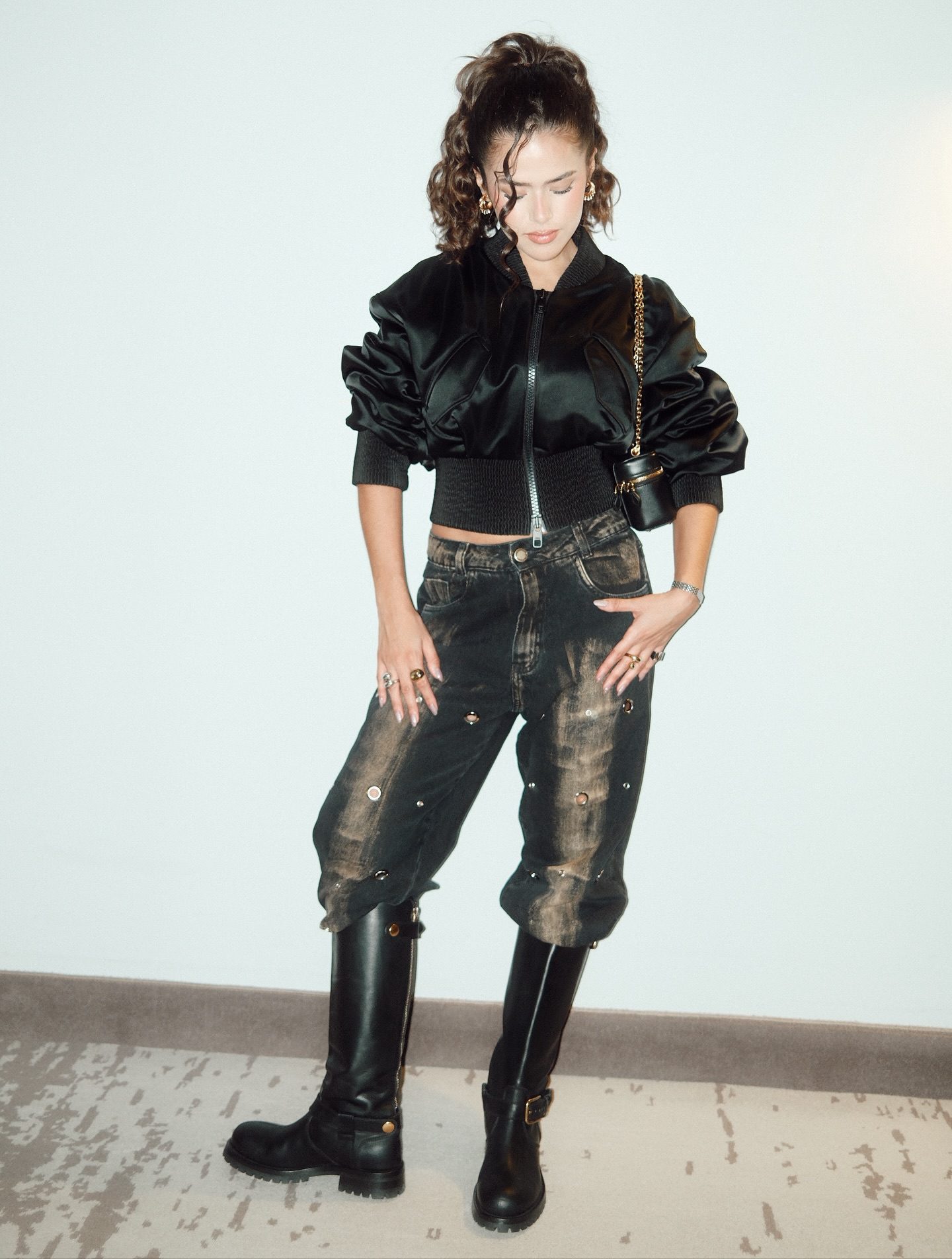 Maisa Silva usa calça jeans com ilhós