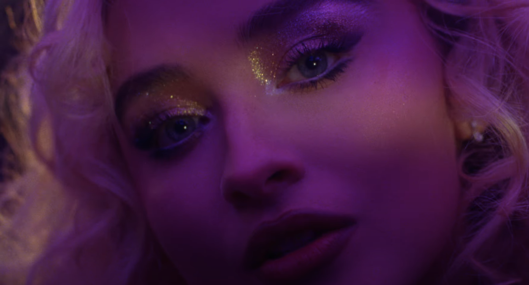 Maquiagem de Sabrina Carpenter no clipe da música 'Tears', faixa do álbum 'Man's Best Friend'