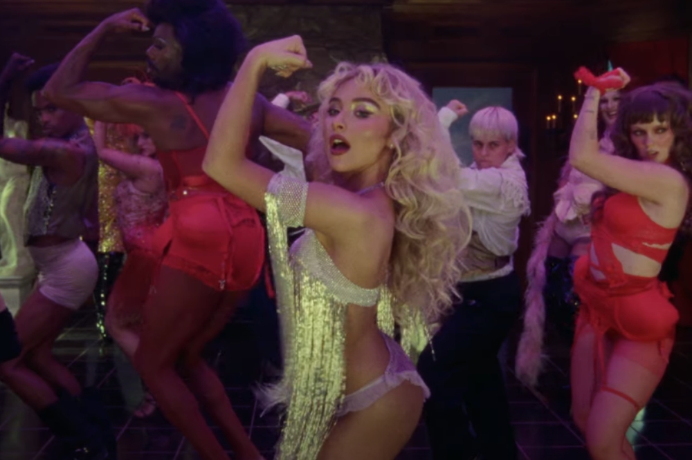 Sabrina Carpenter no clipe da música 'Tears', faixa do álbum 'Man's Best Friend'