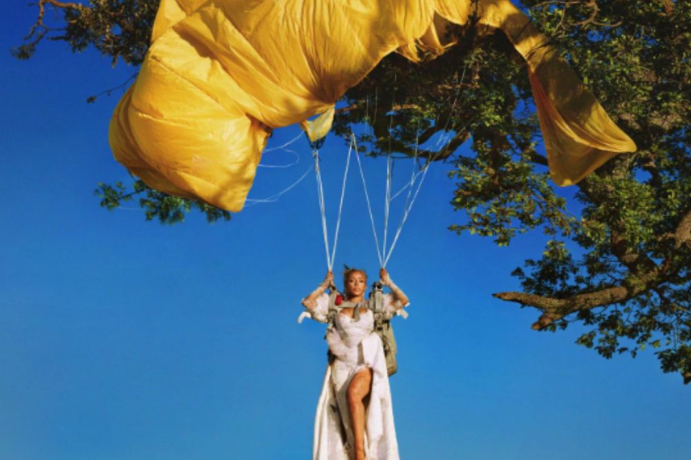 Doja Cat na capa do álbum Vie