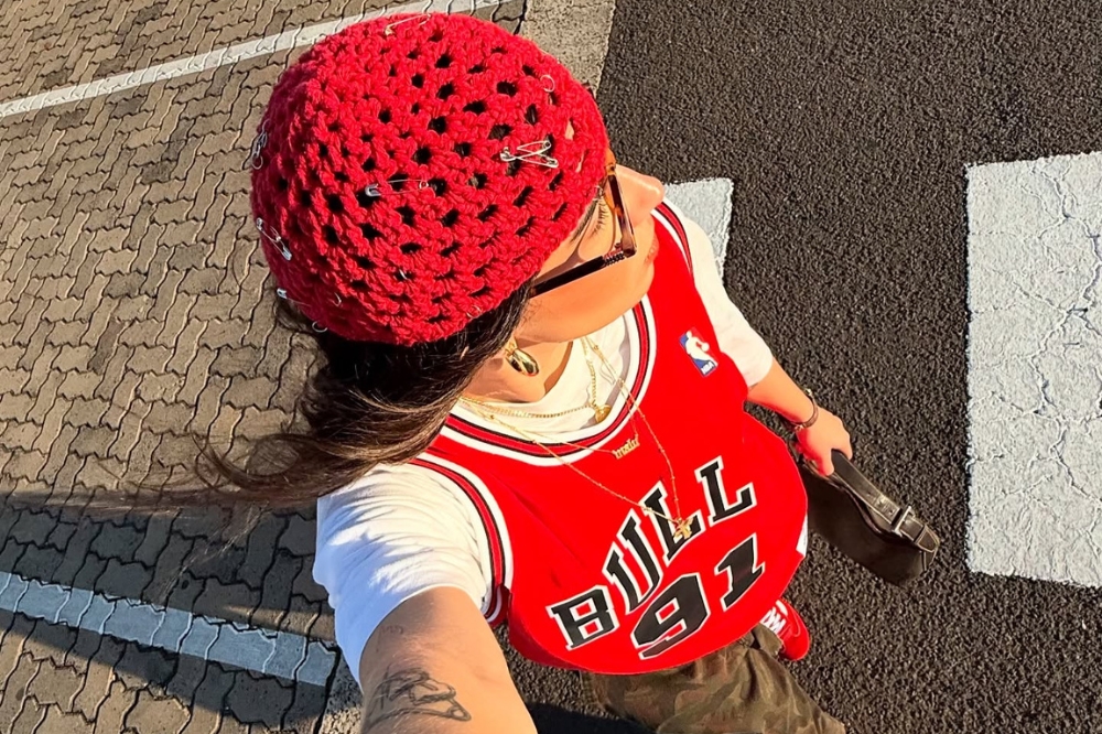 Look com touca de crochê, que promete ser tendência no The Town 2025