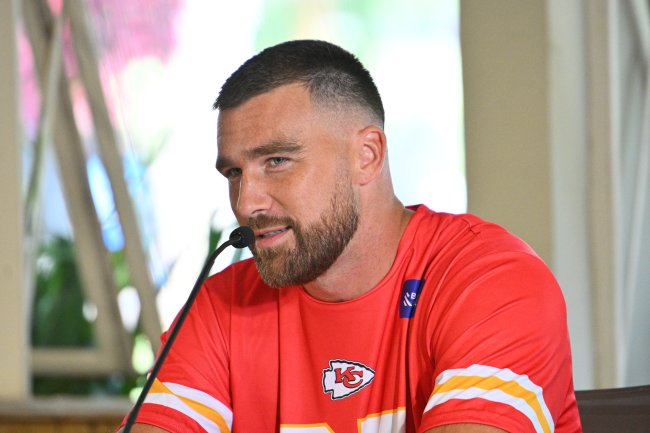 Travis Kelce fala com a imprensa durante o treino no SPAC em 4 de setembro de 2025, em São Paulo, São Paulo, Brasil.