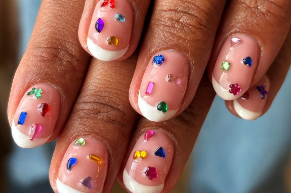 Unhas dos anos 90 com aplicações coloridas que voltaram a ser tendência