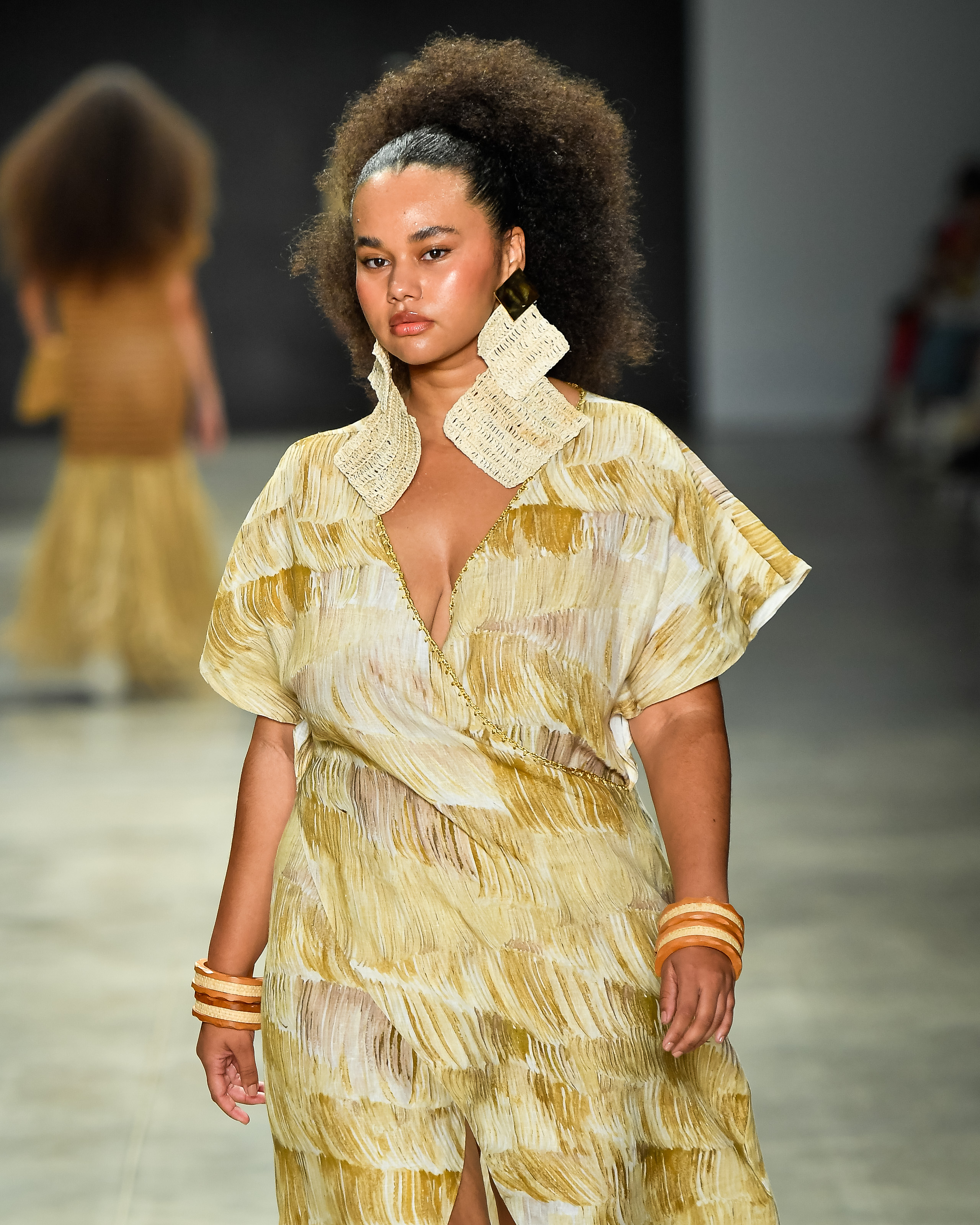 Modelo desfilando para a marca Catarina Mina no SPFW N60 com pele glow