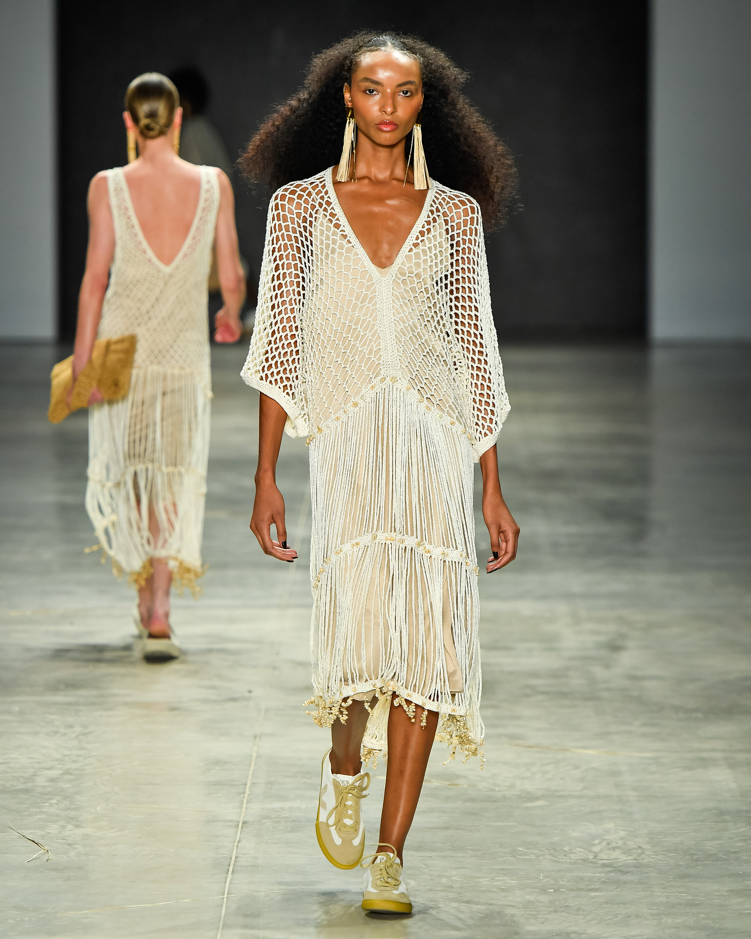 Modelo desfilando para a marca Catarina Mina no SPFW N60 com pele glow