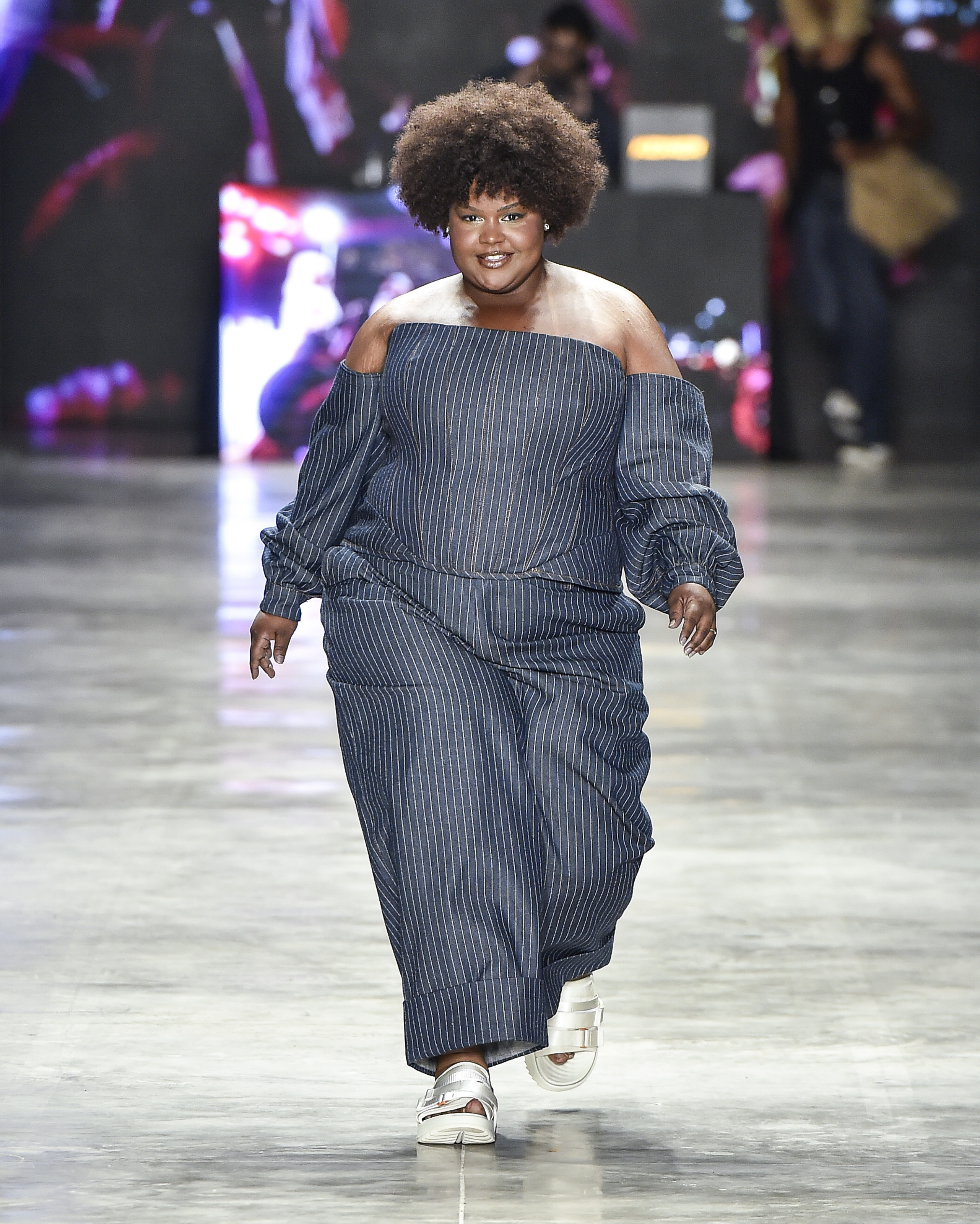 MC Carol no desfile da marca Dendezeiro SPFW N60