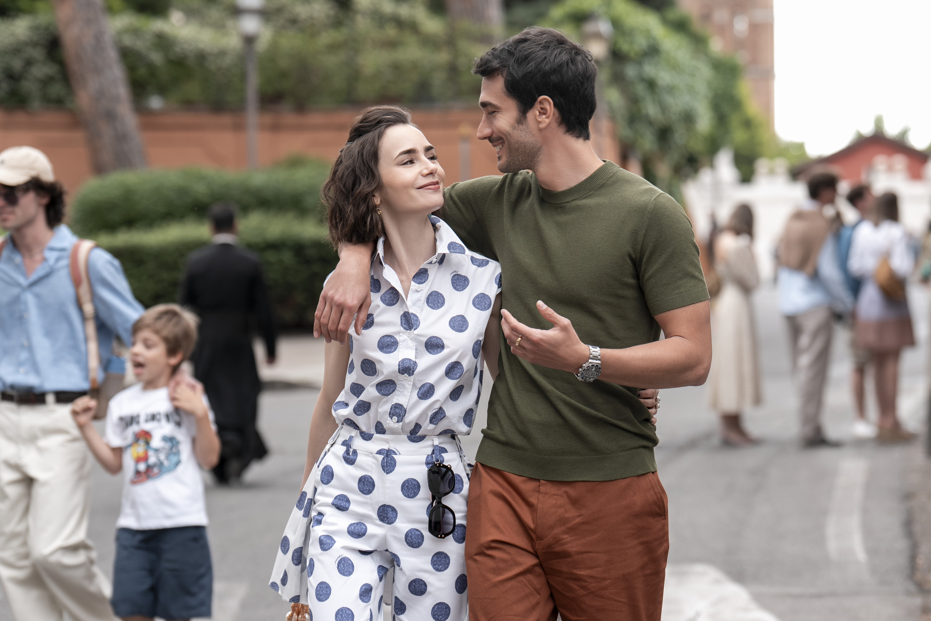 Lily Collins e Eugenio Franceschini em cena da 5ª temporada de Emily em Paris