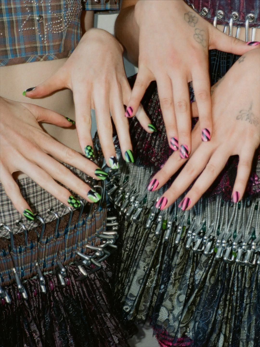 Unhas neon para o desfile da marca Chopova Lowena