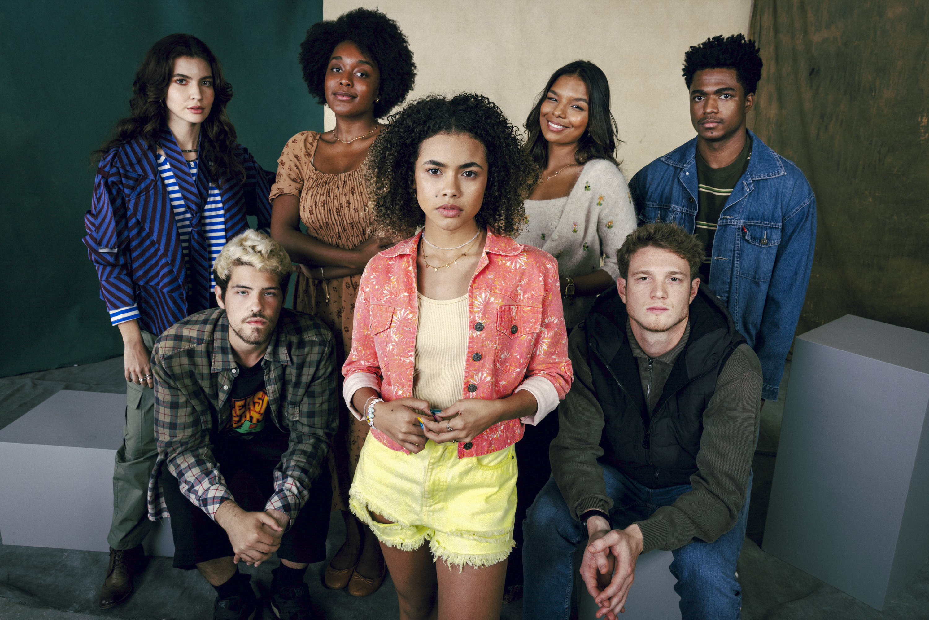 Maggye (Mel Muzillo), Lorena (Alanis Guillen), Xenica (Carla Marins), Leo (Pedro Novais), Raul (Paulo Mendes), Junior (Guthierry Sotero) e Joélly (Alana Cabral) posando para foto