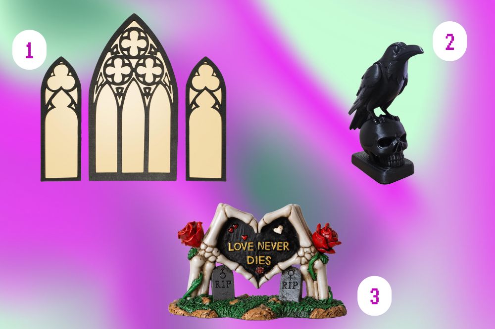 Montagem com três objetos de decoração temática sombria sobre um fundo colorido em tons de rosa, verde e lilás. O item 1 mostra três molduras de janelas góticas pretas; o item 2 exibe uma escultura de corvo pousado sobre um crânio preto; e o item 3 apresenta uma decoração com duas mãos esqueléticas segurando um coração com a frase “Love Never Dies”, acompanhada de rosas vermelhas e pequenas lápides com a inscrição “RIP”.