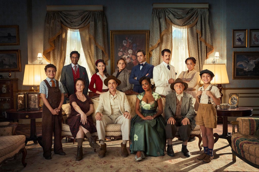 Elenco de Êta Mundo Melhor! com Picolé (Isaac Amendoim), Asdrúbal (Luis Miranda), Estela (Larissa Manoela), Zulma (Heloisa Périssé), Celso (Rainer Cadete), Ernesto (Eriberto Leão) e Zenaide (Evelyn Castro). Cunegundes (Elizabeth Savalla), Candinho (Sergio Guizé), Dita (Jeniffer Nascimento), Quinzinho (Ary Fontoura) e Samir (Davi Malizia)