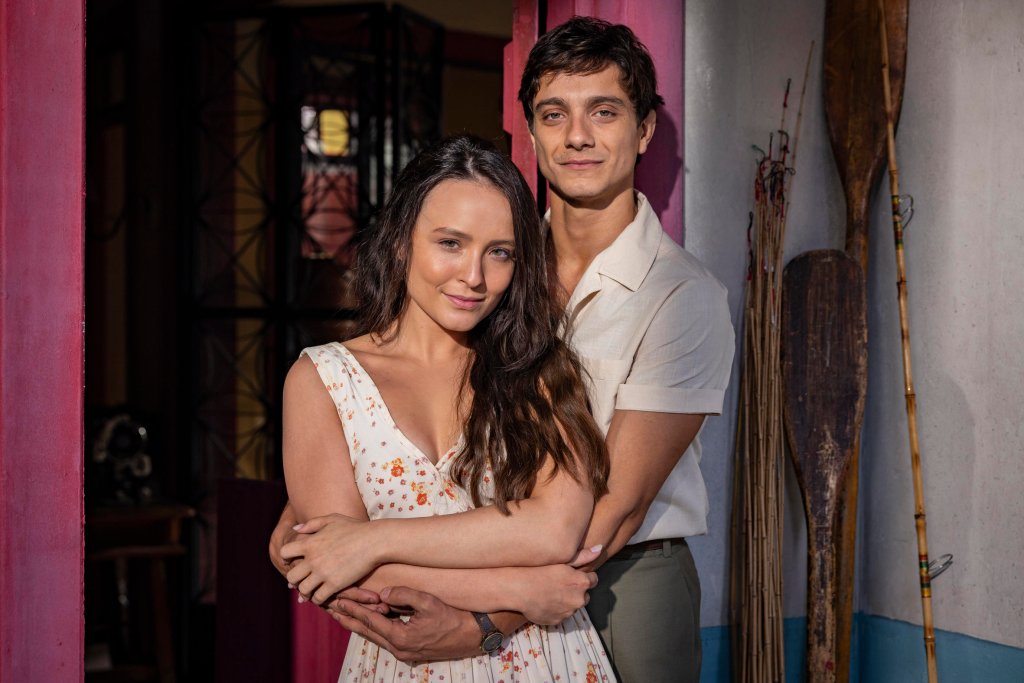 Larissa Manoel e Cadu Libonatti posando para foto como Estela e Tulio