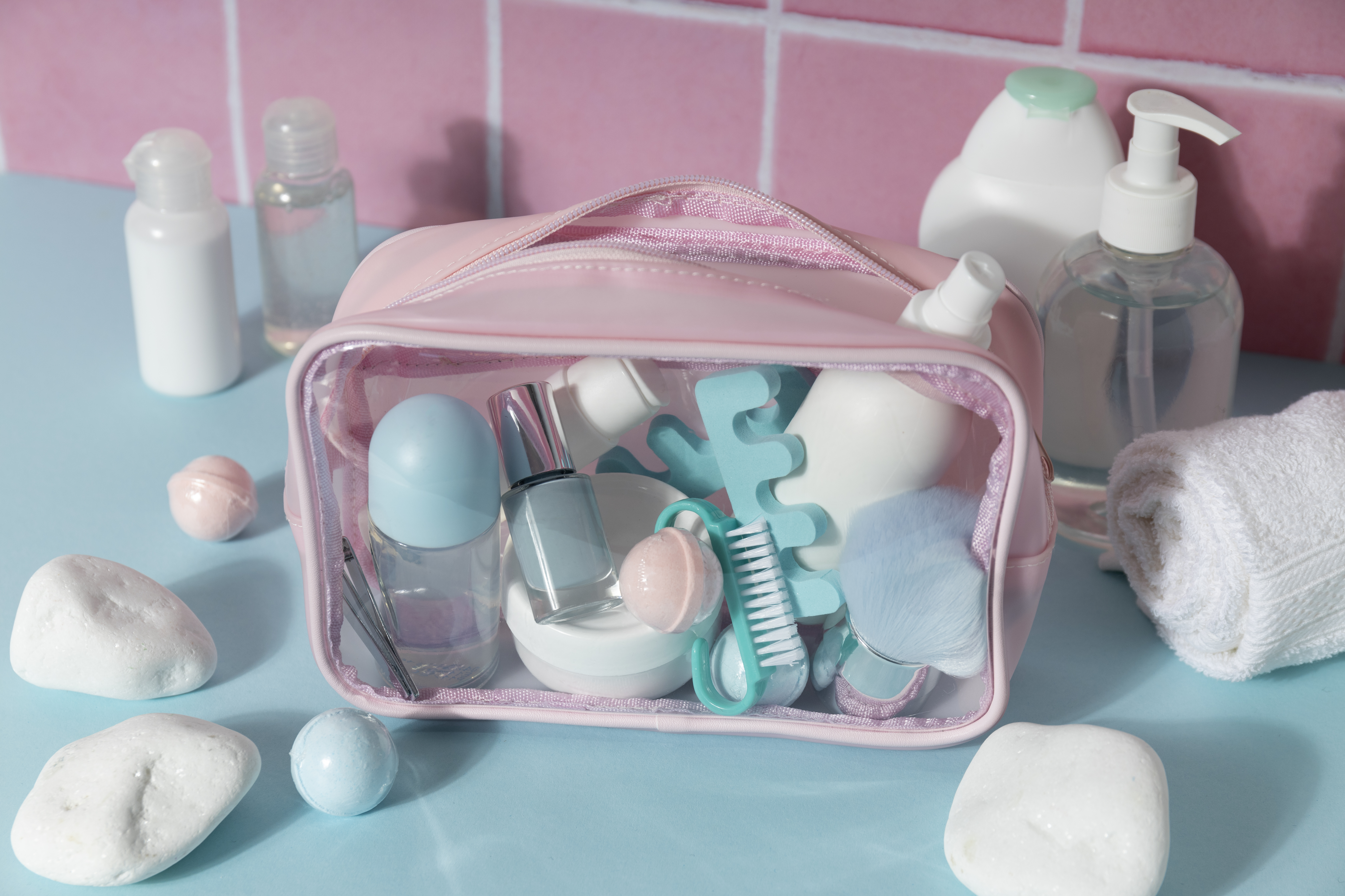 Nécessaire transparente com produtos de beleza